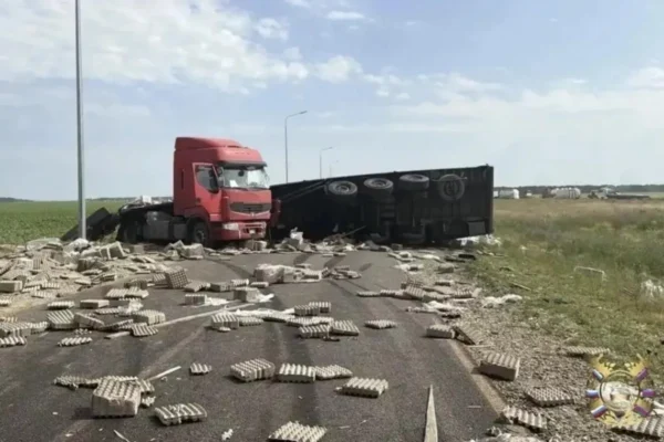 Водитель «КамАЗа» не выдержал безопасный боковой интервал и задел автомобиль Renault.