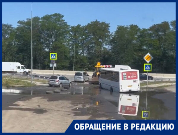 Единственный выезд из поселка стал полосой препятствий