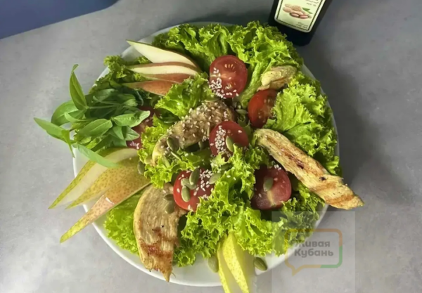 Тёплая курица и голубой сыр в лёгком изысканном салате