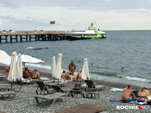 Сочинские пляжи встречают август парным молоком