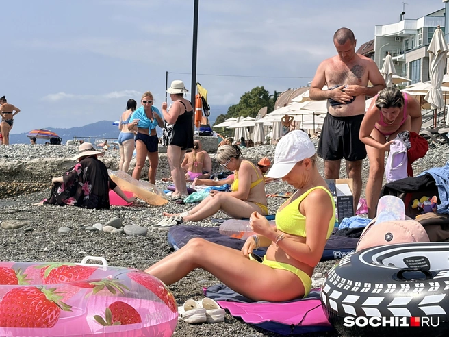 «Вода — парное молоко». Что происходит на пляжах Сочи в первые дни августа