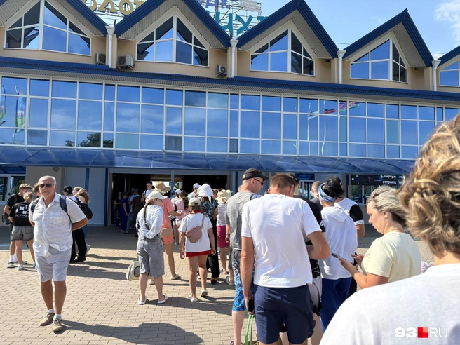 Очередь в аквапарк. Хорошо, что она идет быстро